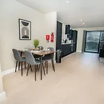 Stylish And Bright 2 Bed Apartment In Birmingham