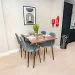 Stylish And Bright 2 Bed Apartment In Birmingham
