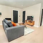 Stylish And Bright 2 Bed Apartment In Birmingham