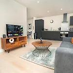Stylish And Bright 2 Bed Apartment In Birmingham