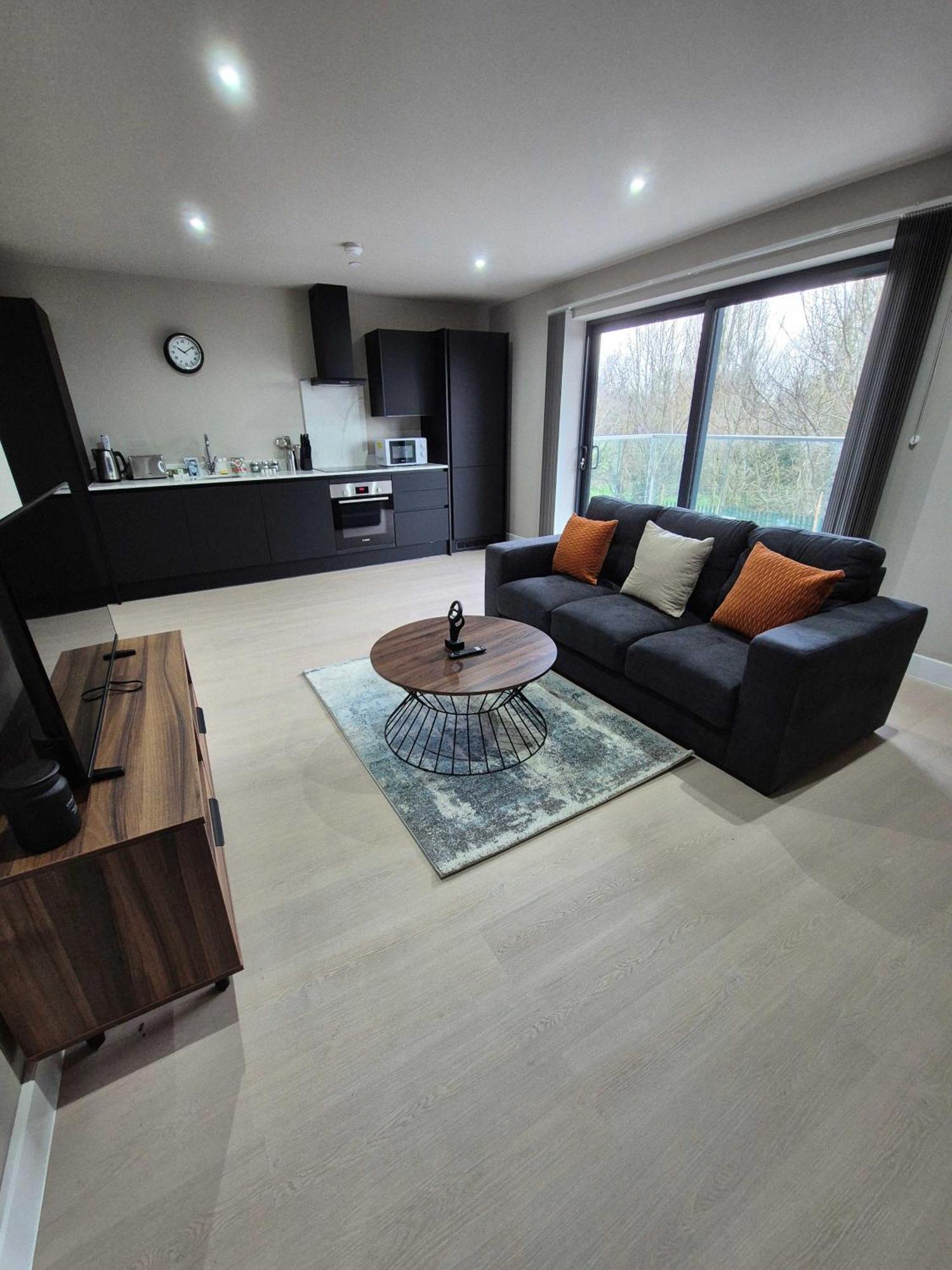 Stylish And Bright 2 Bed In