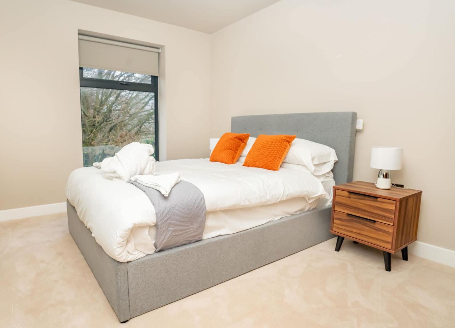 Stylish And Bright 2 Bed In Apartment *