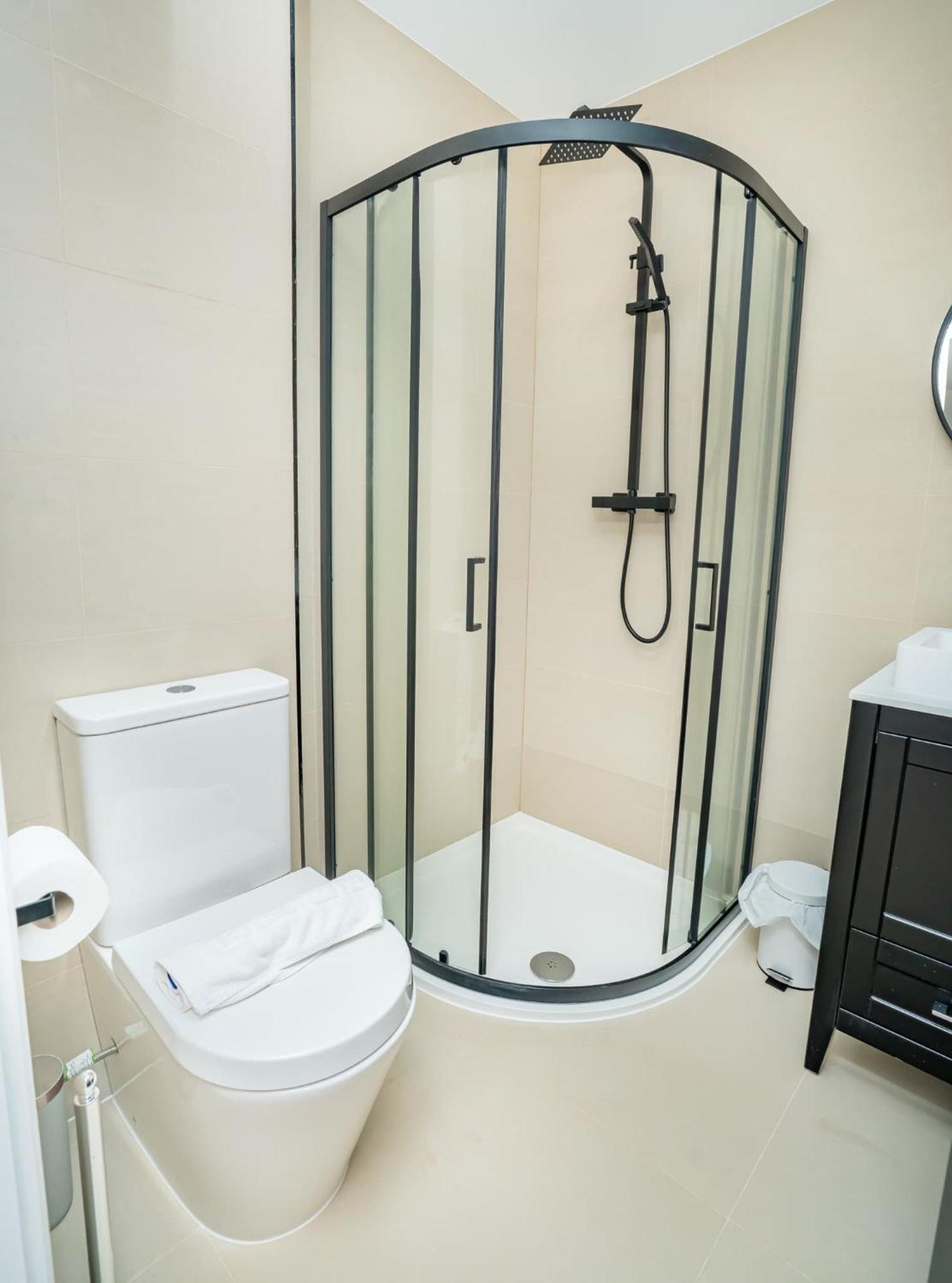Stylish And Bright 2 Bed In Apartment *