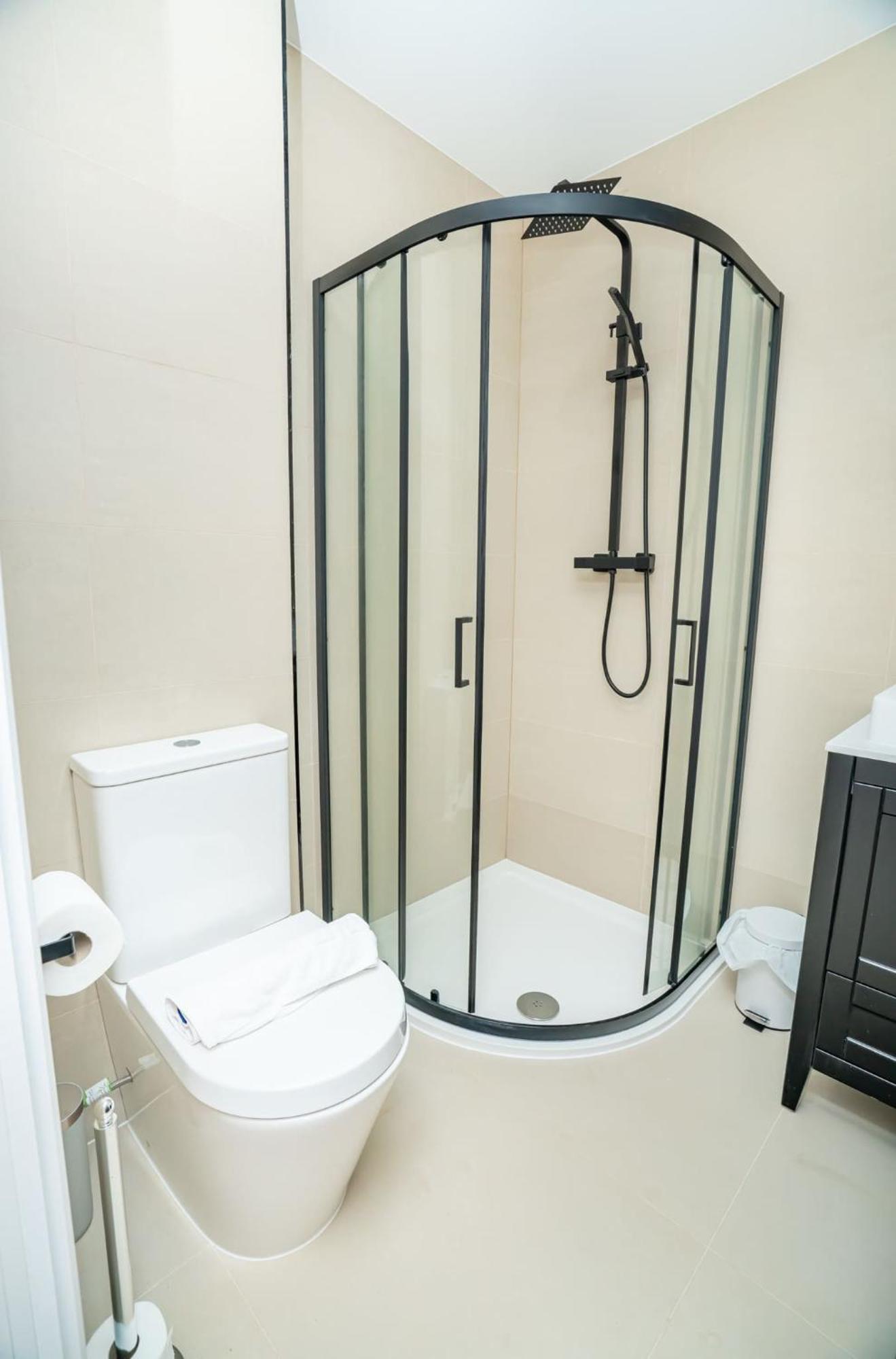 Stylish And Bright 2 Bed In Apartment Birmingham