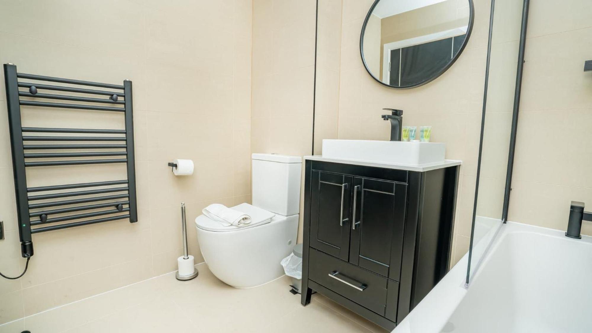 Stylish And Bright 2 Bed In *