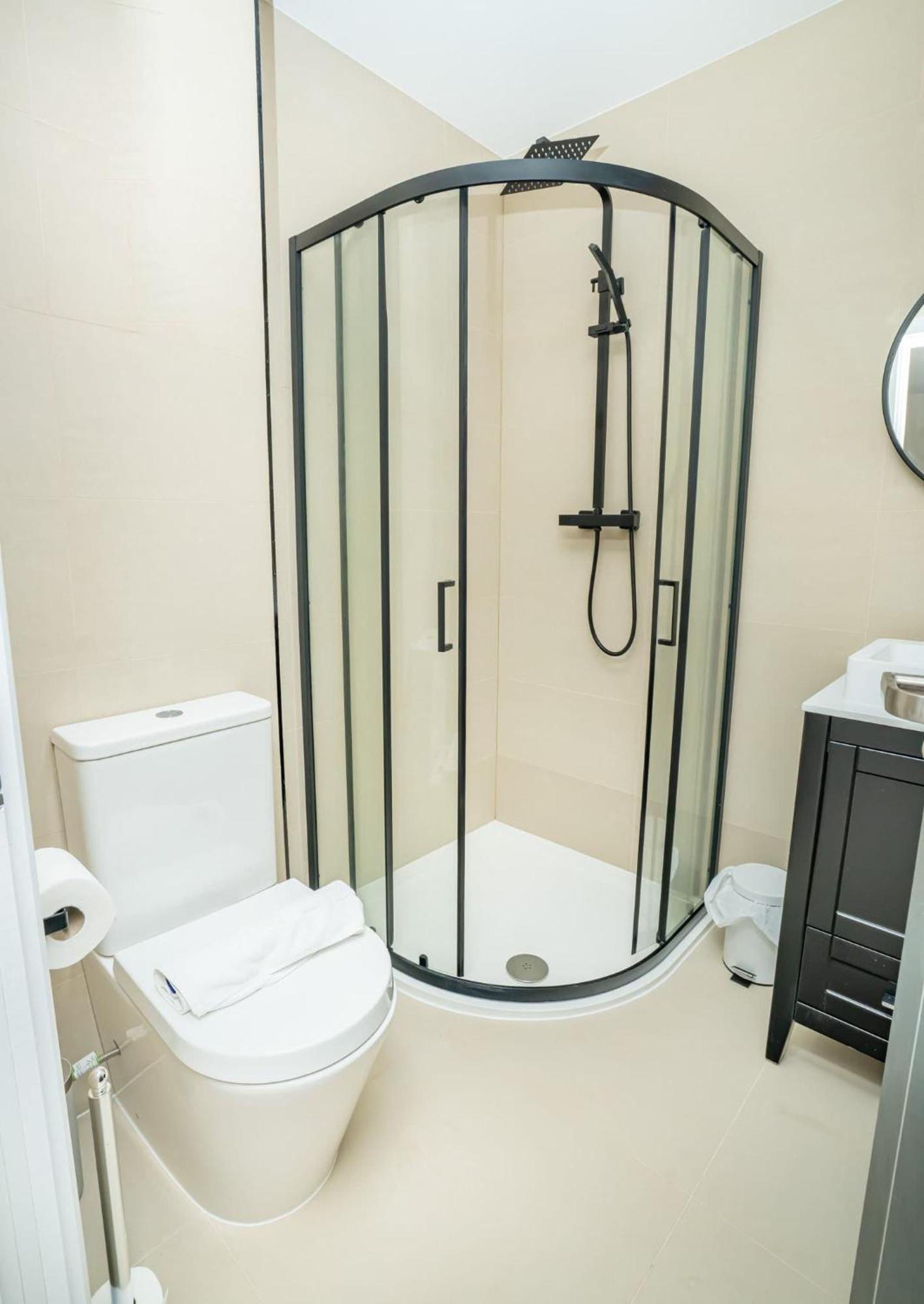 Stylish And Bright 2 Bed In Birmingham