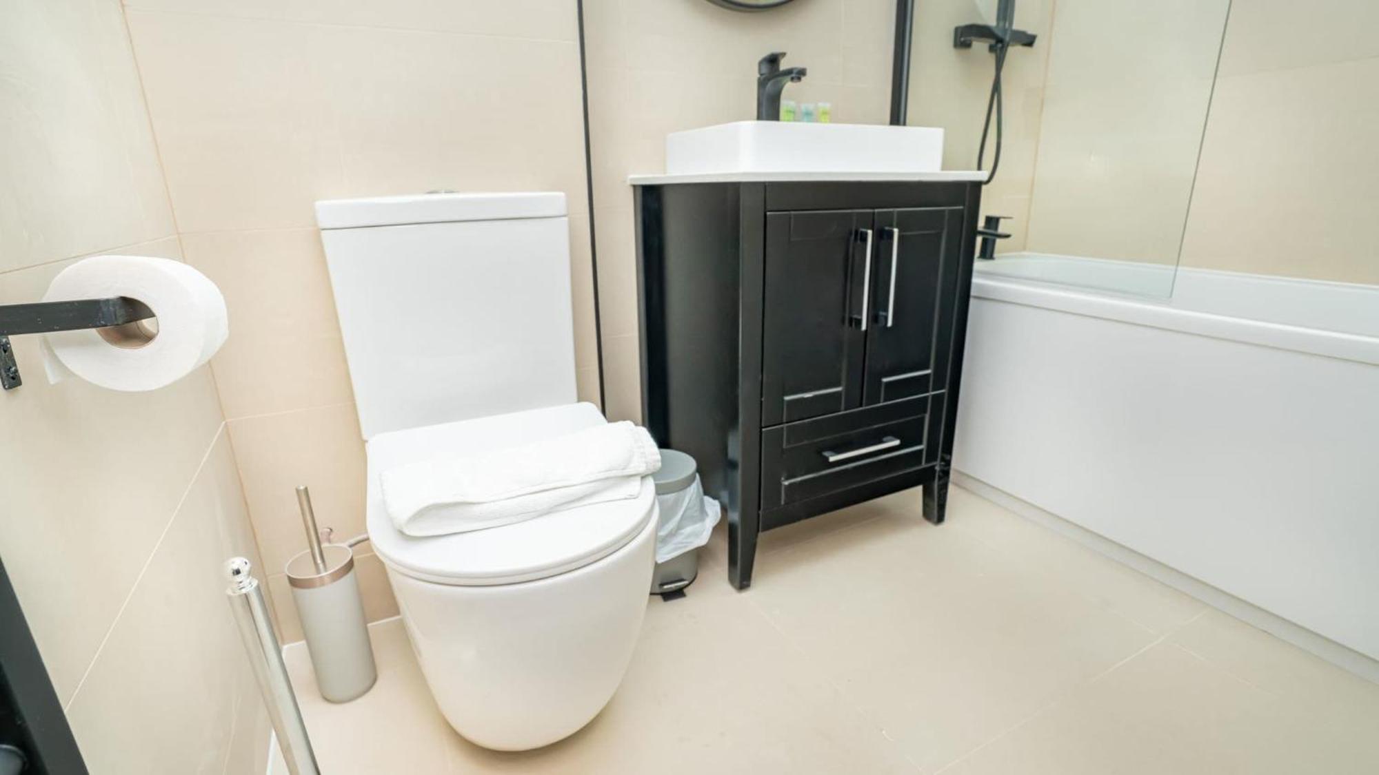 Stylish And Bright 2 Bed In Apartment *