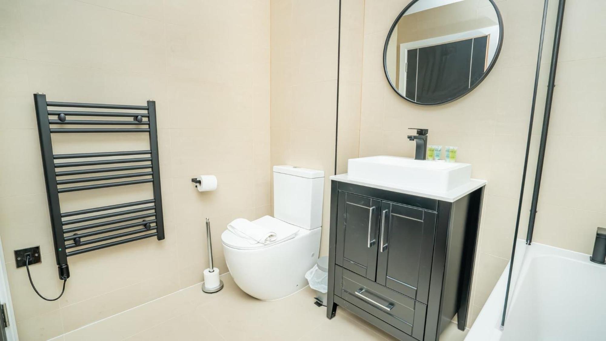 Stylish And Bright 2 Bed In *