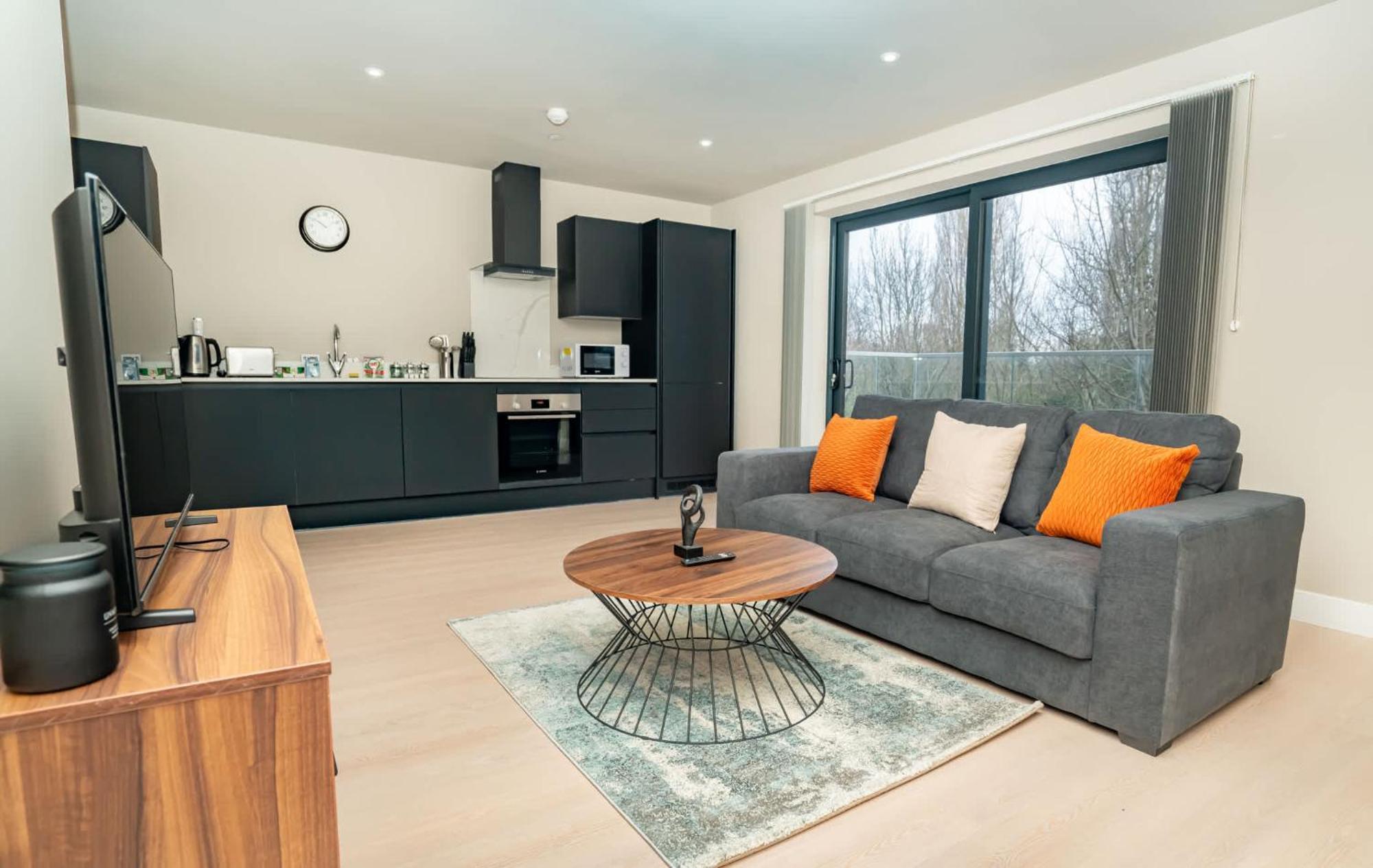 Stylish And Bright 2 Bed In Apartment *