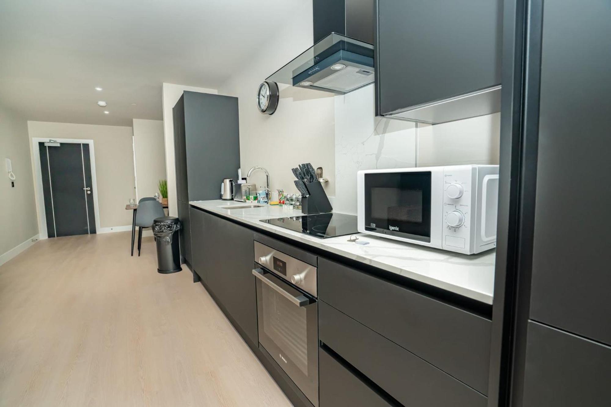 Stylish And Bright 2 Bed In Apartment *